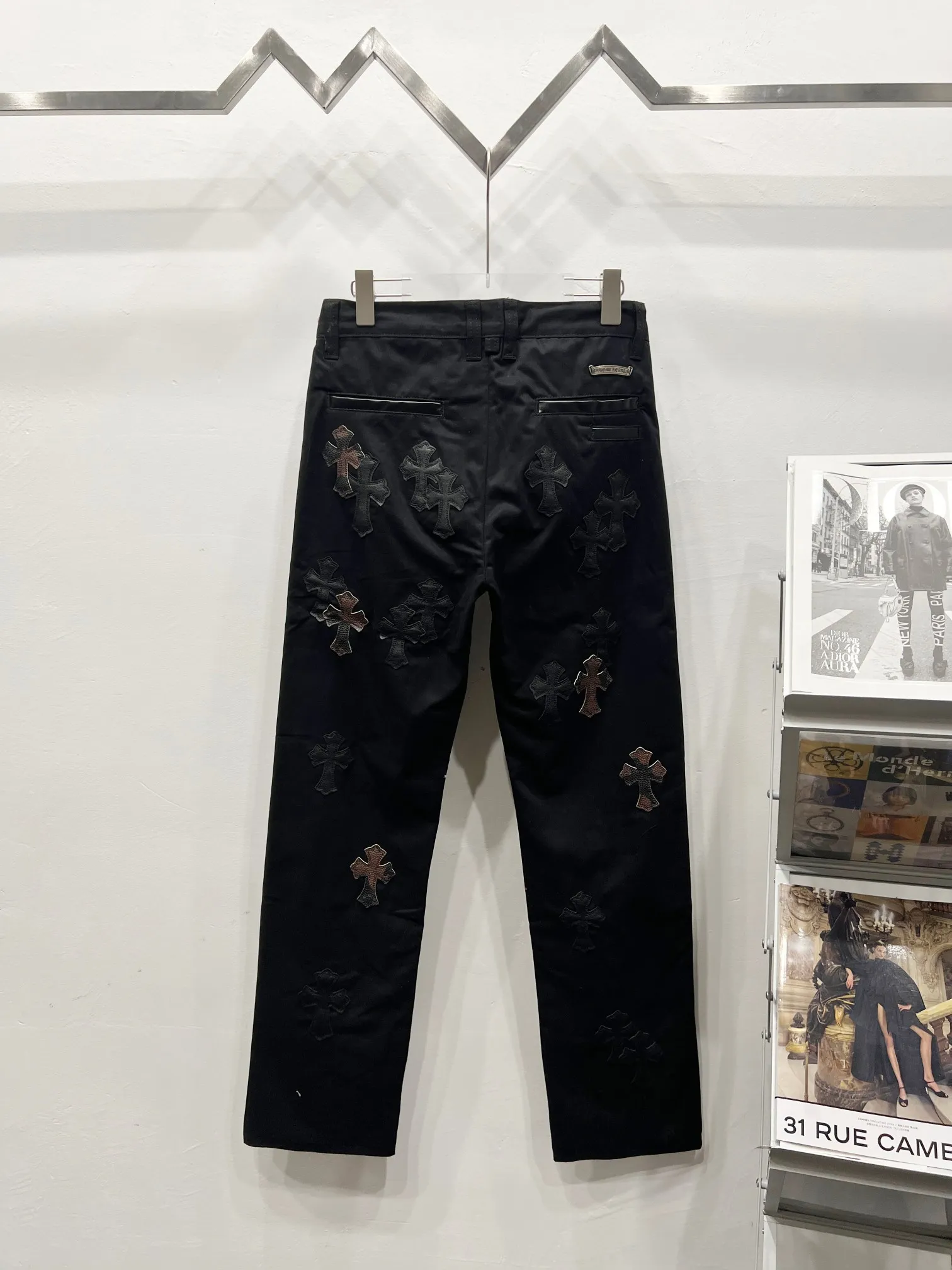 P260 Style No.: (c024) ChromeHearts & ChromeHearts patchwork leather Cow King jeans Original hardware accessories washed and other elevators, QR code analysis is from the original factory, high degree of restoration, welcome to compare with a certain product ~ Three-dimensional version Loose and comfortable, not picky about the body, taller and slimmer Big factory Seiko Original quality control Same style for men and women Can be matched with couples Versatile recommendation Necessary jeans for all seasons Hipsters have been disappointed From the quality selection of fabrics, the tailoring of details, and the matching of patterns, everything is impeccable! The upper body is so handsome when worn...it can be easily worn by men, women and children! The craftsmanship is made of heavy-duty washed pure cotton denim fabric. After washing, it is soft and thick and looks very stylish when worn. Size: 28, 30, 32, 34, 36 (S-XXL) Color: black